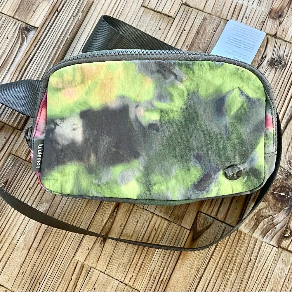 NWT Lululemon Everywhere Belt Bag in Hyper Dye - Picture 7 of 15